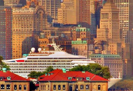 El Carnival Radiance frente a Ellis Island en New York City